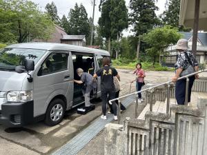 高齢者の買い物、外出支援の様子