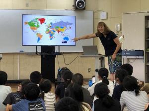 小学校訪問の様子（写真）