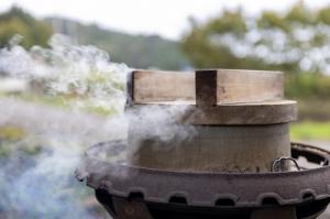 ぬか釜でお米を炊いています（写真）
