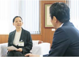 地域おこし協力隊の着任の際の市長との懇談の様子（写真）