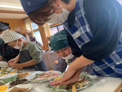 真剣な顔つきで調理を進めます（写真）