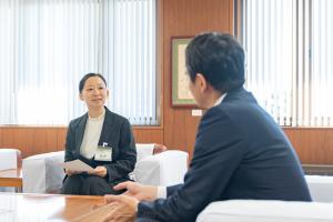 吉川区川谷地区地域おこし協力隊員への辞令交付の写真