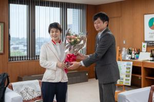 「パリ2024パラリンピック」で入賞した石浦智美選手による表敬訪問の写真