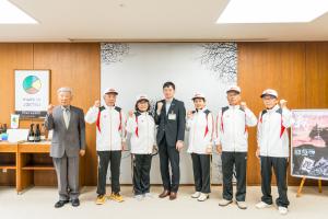 「第36回全国健康福祉祭とっとり大会ねんりんピックはばたけ鳥取2024」に出場する「チーム桜」の選手による表敬訪問の写真