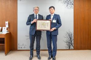 企業版ふるさと納税により寄附された株式会社カナヤマへの感謝状贈呈の写真