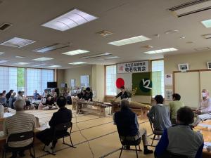 北部地区敬老祝賀会で琴の演奏を楽しむ参加者の様子(写真）
