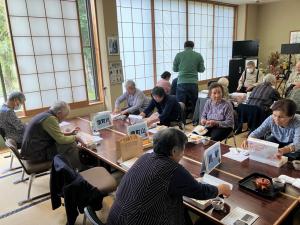 北部地区敬老祝賀会で昼食会を楽しむ参加者の様子(写真）