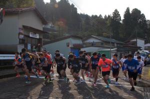 スタートラインに立つランナーの様子(写真）