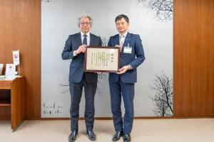 株式会社カナヤマ星山代表取締役と中川市長の写真