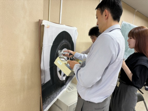 放射線測定器の実習　タイヤの放射線測定（写真）