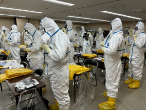 防護服等の装着（写真）