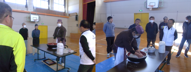 参加者でそば打ちを学びます（写真）