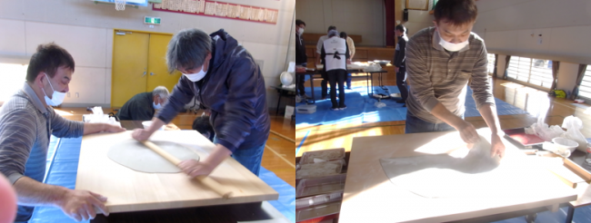 協力しながらそばを延ばします（写真）