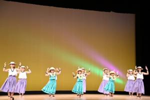 こどもと大人がフラダンスを踊っている様子（写真）