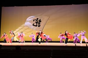 よさこいを踊る様子（写真）