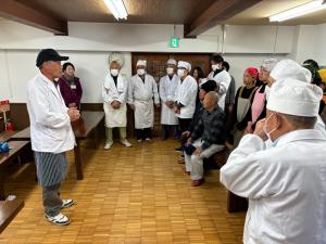 和栗　伏野町内会長お礼のあいさつ　左から1人目（写真）