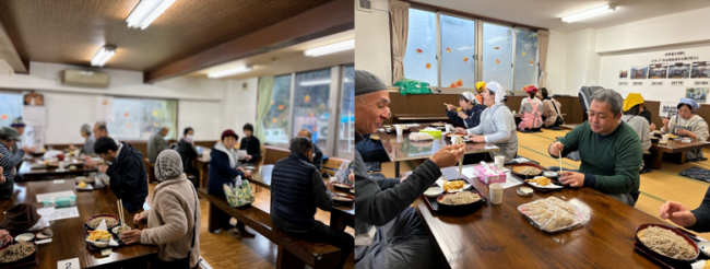 美味しそうなそばを食べるお客さんの様子（写真）