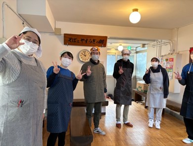 スタッフの笑顔でピースの写真