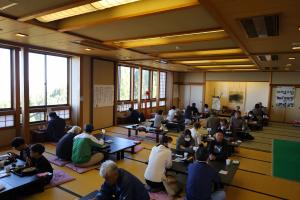 そばまつりで賑わう食堂の様子（写真）