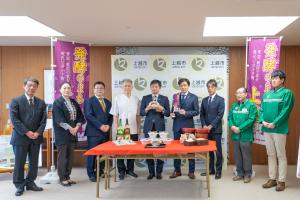 株式会社セブン－イレブン・ジャパンとの地域活性化包括連携協定に基づく取組に係る表敬訪問の写真