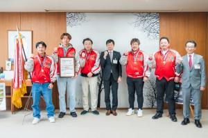 第72回全国青年大会（軟式野球）で優勝した三井企画野球倶楽部による表敬訪問の写真