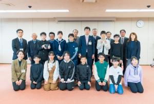 令和6年度都市景観大賞特別賞を受賞した安塚区朴の木自治会等による受賞報告の写真