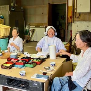 茶飲み場でおしゃべりを楽しむ様子（写真）