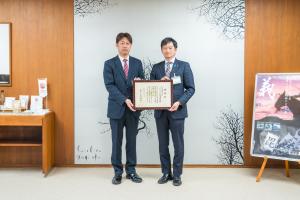 鈴木治作株式会社上越営業所尾嶋所長と中川市長の写真
