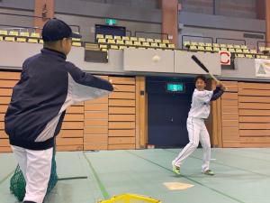 第6回地域クラブフェア　上越市出身プロ野球選手の滝澤夏央選手（埼玉西武ライオンズ）との交流の様子（バッティング披露）（写真）