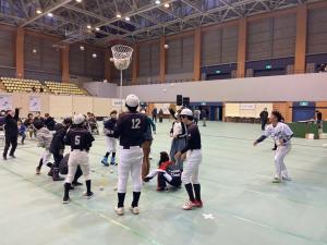 第6回地域クラブフェア　上越市出身プロ野球選手の滝澤夏央選手（埼玉西武ライオンズ）との交流の様子（玉入れ）（写真）