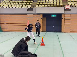 女子ソフトボールチーム「太陽誘電ソルフィーユ」の選手とのソフトボール体験の様子（写真）