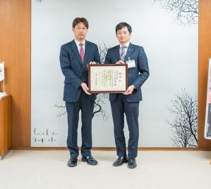 企業版ふるさと納税による寄附に対する鈴木治作株式会社への感謝状贈呈の写真