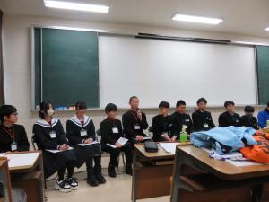 質問に答える中学生の様子（写真）