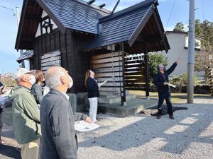 高士区地域協議会の皆さんの委員研修会の様子。説明を聞きます（写真）