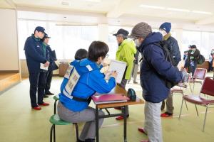安定ヨウ素剤緊急配布訓練（保健師による問診）（写真）