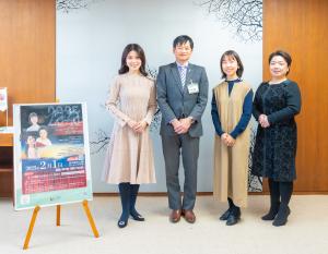 上越市出身の音楽家ユニット「ハーモニーえちご」による訪問の写真