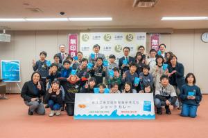直江津小学校児童と無印良品直江津によるシャークカレー完成に伴う訪問の写真