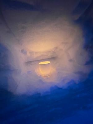 雪で作った祠（ホコラ）（写真）