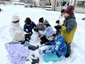 雪遊びの様子（写真）