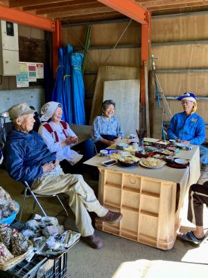 談笑している様子（写真）
