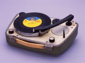 レコードプレーヤー（上越市立歴史博物館所蔵、写真）