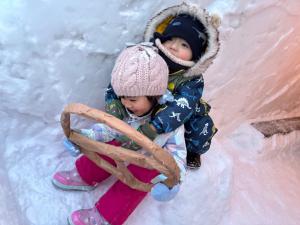 雪の中で遊ぶ子どもたちの様子(写真）