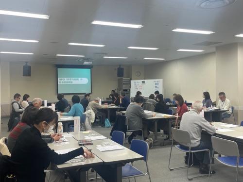 講義を受けている参加者（写真）