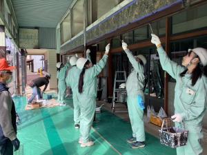 雁木の塗装作業中（写真）