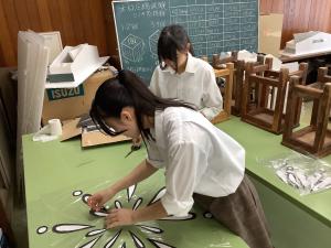 影絵作成の様子、花火（写真）