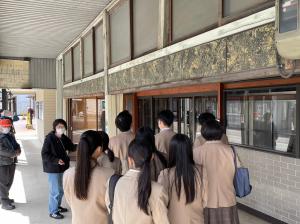 まち歩きの様子、旧銭湯前にて（写真）