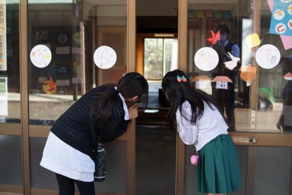 きらめき町家の会場を覗く小学生（写真）