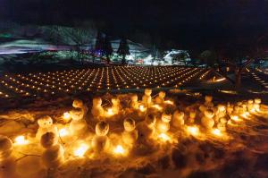 雪だるまとキャンドルが灯されている様子（きれいな写真）