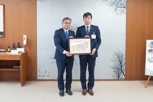 日本曹達株式会社　取締役執行役員　清水氏と中川市長の写真