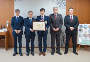 企業版ふるさと納税による寄附に対する日本曹達株式会社への感謝状贈呈の写真